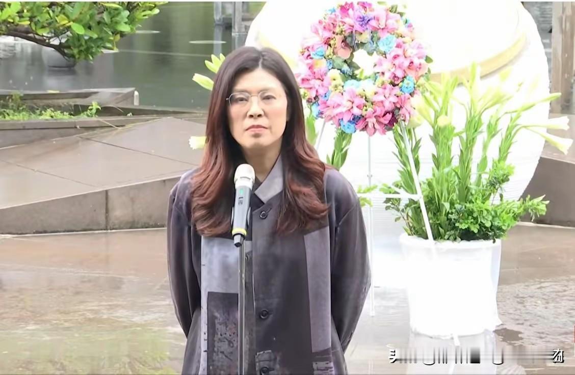 郑丽文在228为二二八献花。称:  “228是伟大的民主运动”
今早（27日）​