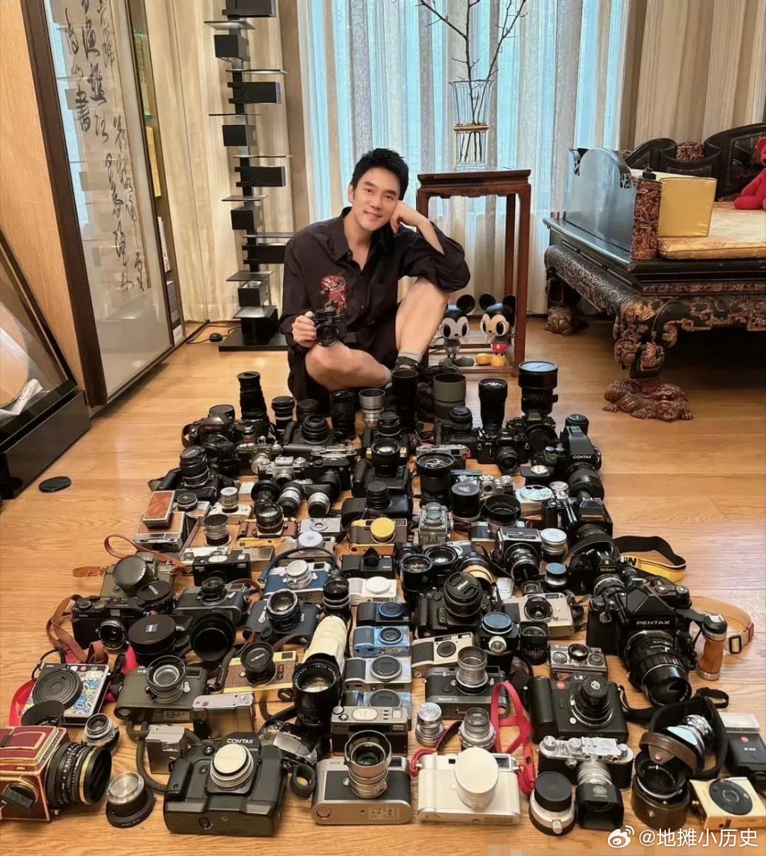 林依轮复刻白鹿周生如故红衣造型都说歌手林依轮是个隐形的富豪，但看到他晒出的图片，