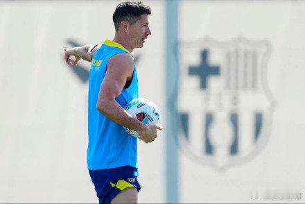 罗伯特·莱万多夫斯基与巴塞罗那的续约前景依旧迷雾重重，远未明朗。尽管近几周关于双