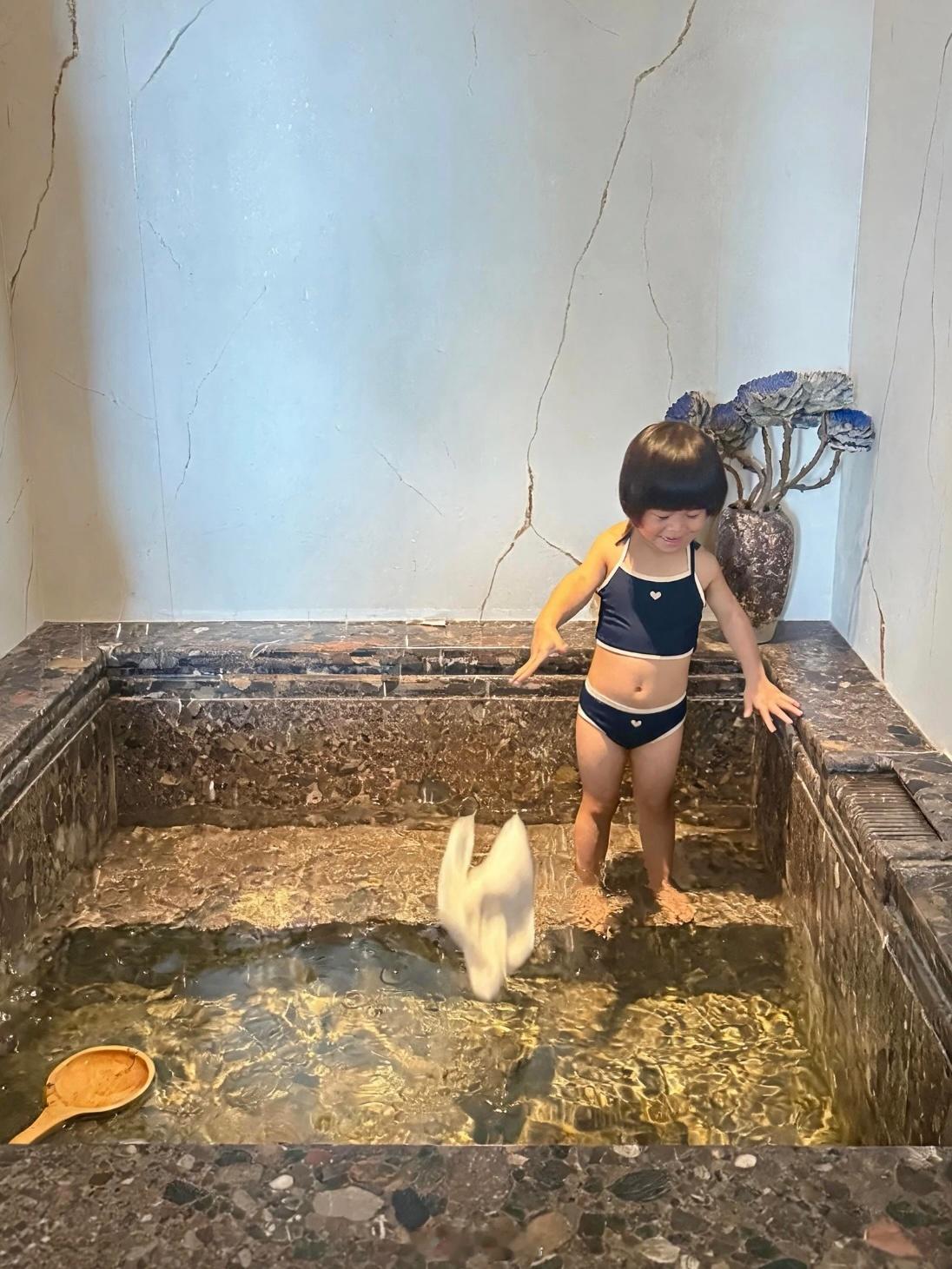 不肯从温泉池里出来的女儿梳妆打扮的老公出个门好难