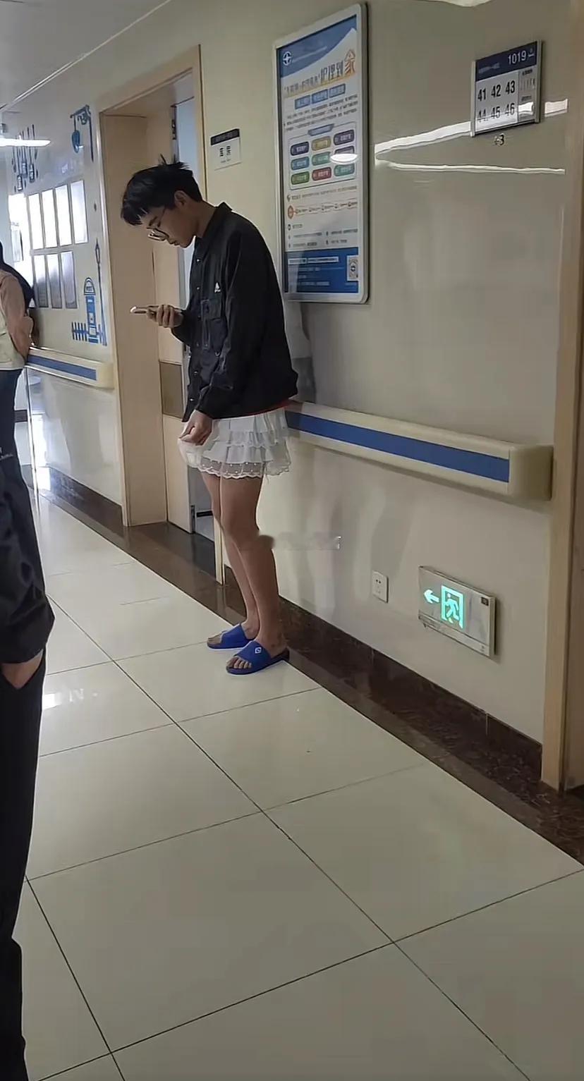 谁说男生不可以穿裙子的？只要长的好看就行。 