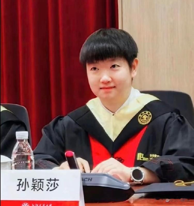 妈呀，这也太可爱了吧，萌萌的大葡萄眼，这谁受得了啊！

美萌的学士莎，圆圆的脸，