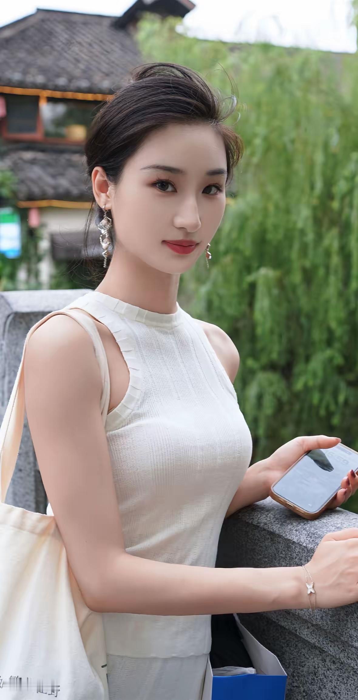 优雅白裙少女，静享夏日时光🌞✨