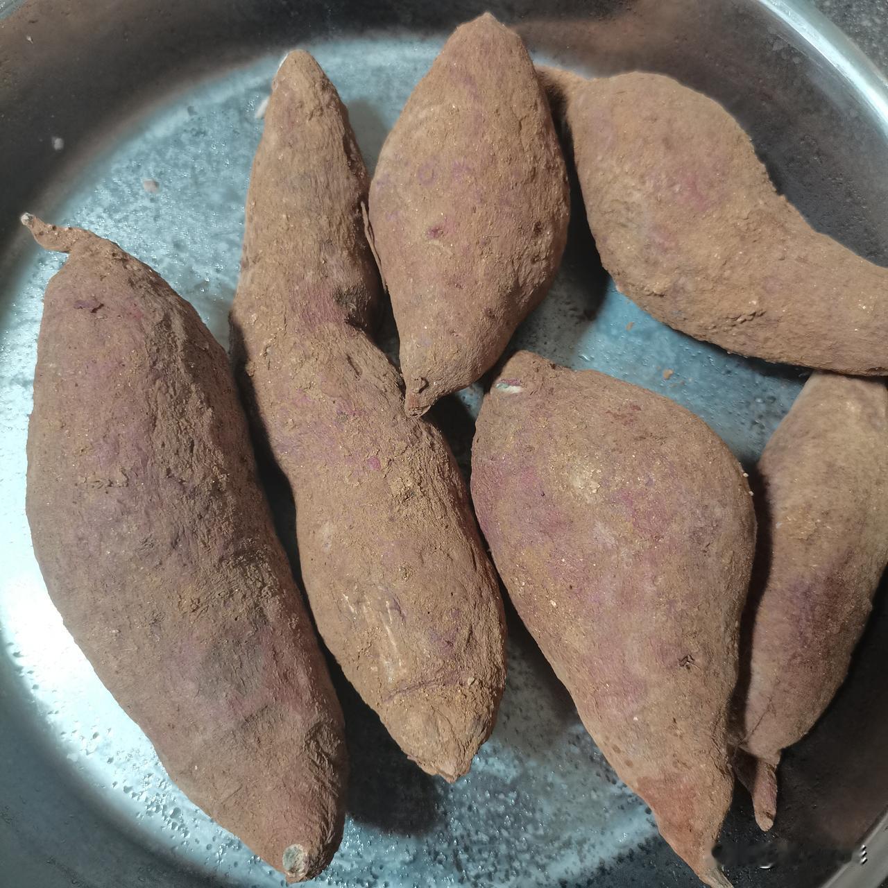 周末赶了个大集，气温很低，看一卖地瓜的老人不容易，就买了他5斤地瓜。回来烤了一个