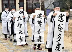 来一点纯正的韩国传统文化给各位开开眼界。谁说这种白色春联是中国明代传统，只有去韩