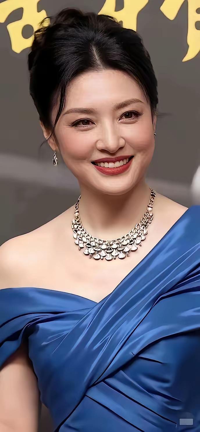 人的美，是因为出了名，得到锦上添花她才所以美，普普通通你再美，那也只能是算好看。