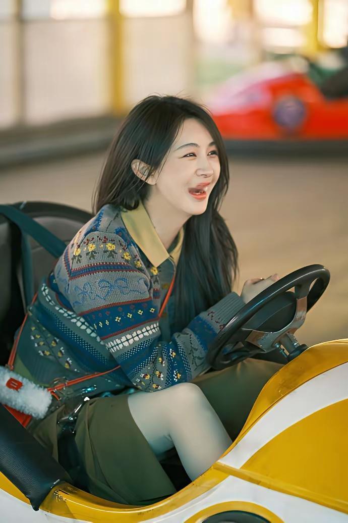 笑语盈盈处，轻车疾驰时。