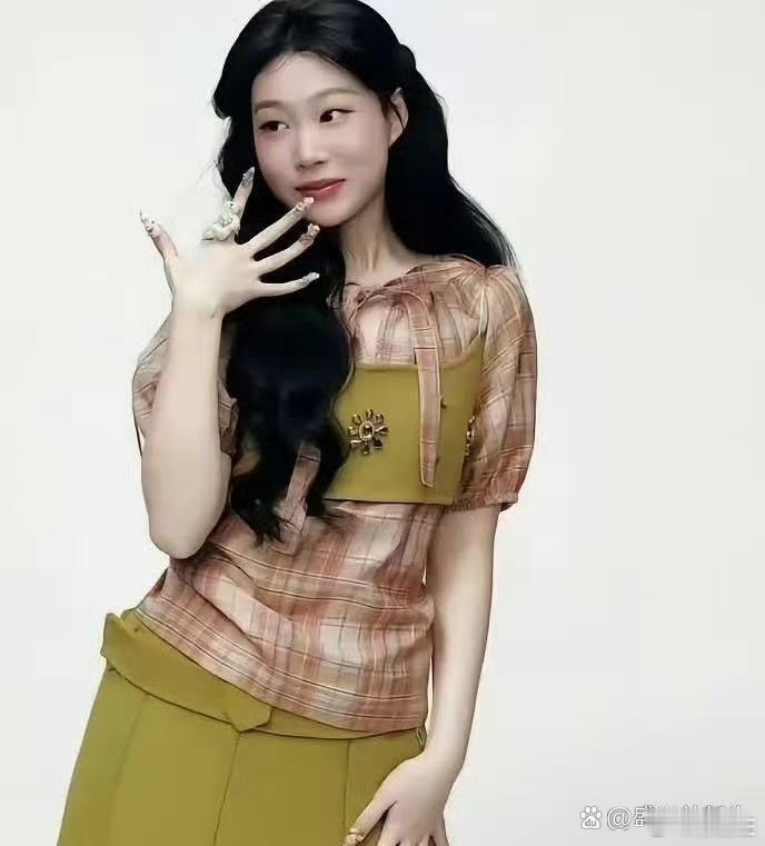 小沈阳是真舍得捧女儿，沈佳润第三次登杂志封面，颜值确实惊艳！ 