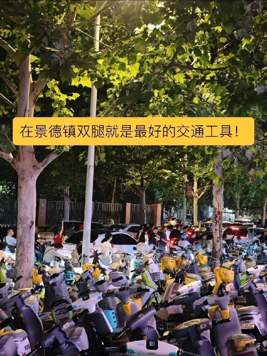 鸡排哥的影响力太强大了，今年国庆假期景德镇的游客空前绝后的多，晚上走在街头完全是