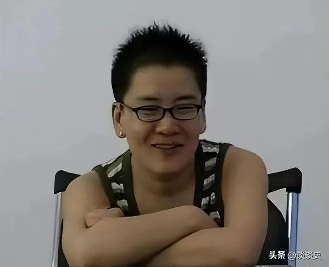 2005年，来自宁夏的耿兰俊，完成了国内首例公开身份的女变男易性手术。历经四期高