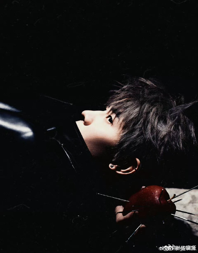 任豪今日金发造型 任豪今日金发造型一出场直接鲨疯全场，冷白皮肤搭配浅金发色，清冷