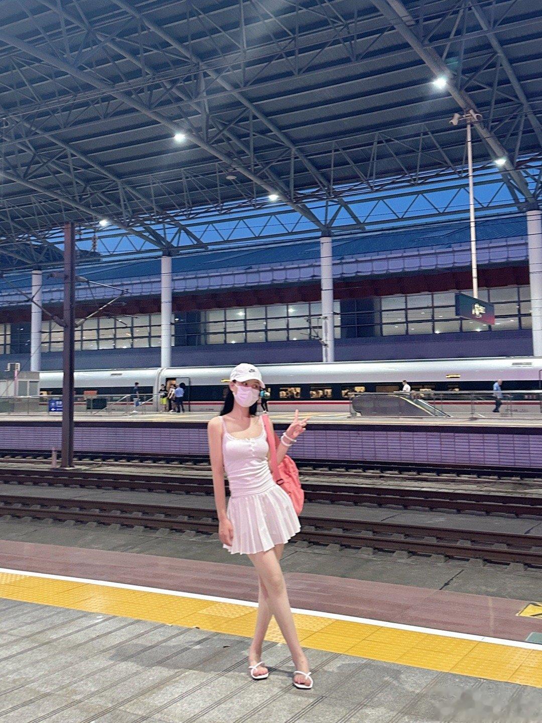 四个人准时踩点到的高铁站 以前两个人迟到 现在四个人迟到 ​​​