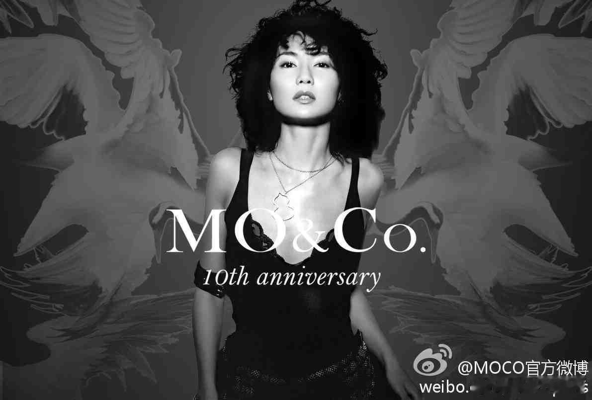 张曼玉牵狗上班 张曼玉牵着狗狗拍的MO&Co.代言短片好松弛，白衬衫配黑咖啡，和