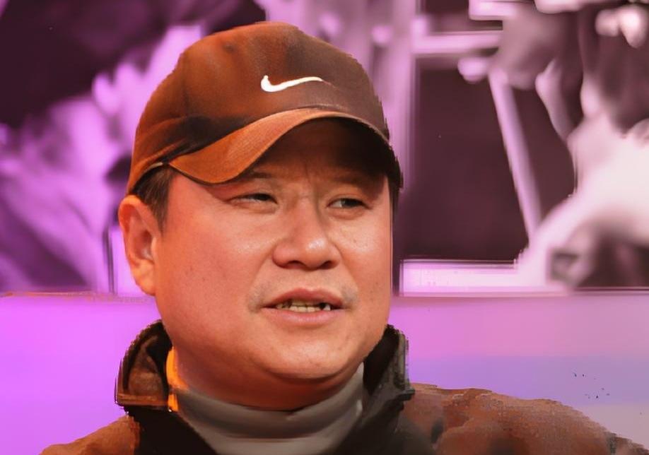 还有多少老歌迷还记得歌手张伟进呢？
当年在晚会上常常能看到他登台表演，他嗓音洪亮