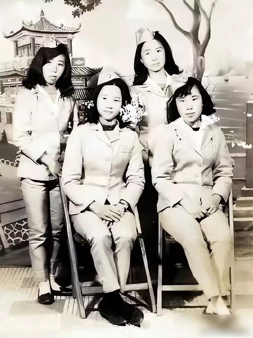 1950 年，解放军在福建剿匪时，在山林中遇到了 4 个女学生，战士们好心为她们