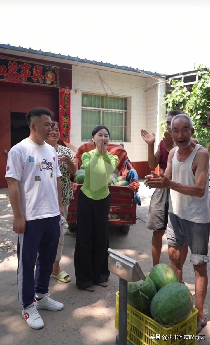 白良村今年种植了100亩地的西瓜，多亏了相宜，才让无数人慕名而来购买西瓜。
相宜