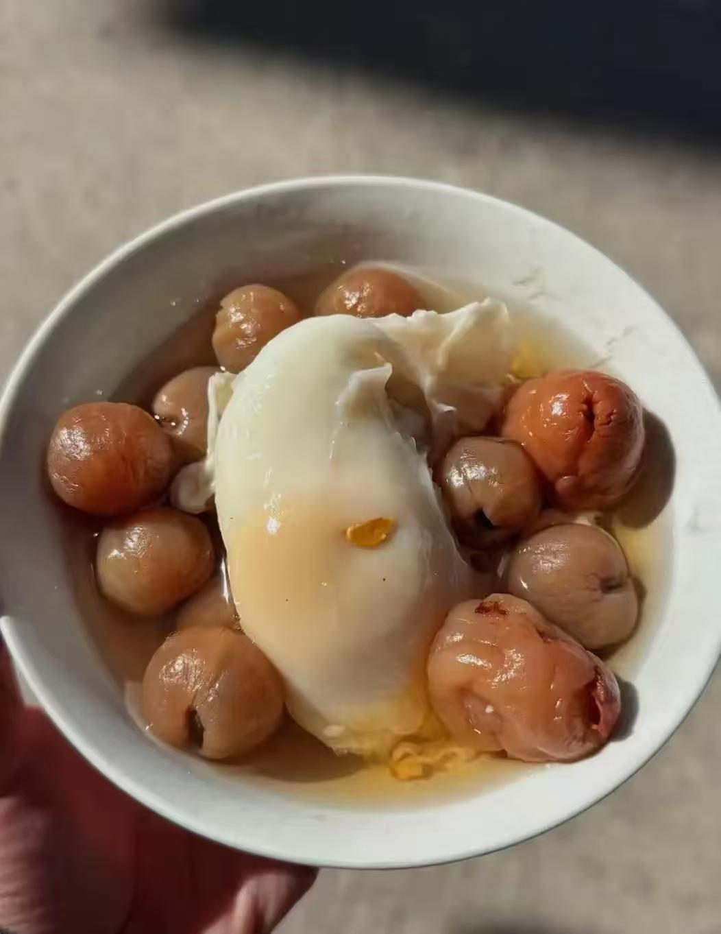 浙江这个叫什么？桂圆汆蛋，宁波人专门煮给女婿吃的，特别是第一次去的。

是桂圆氽