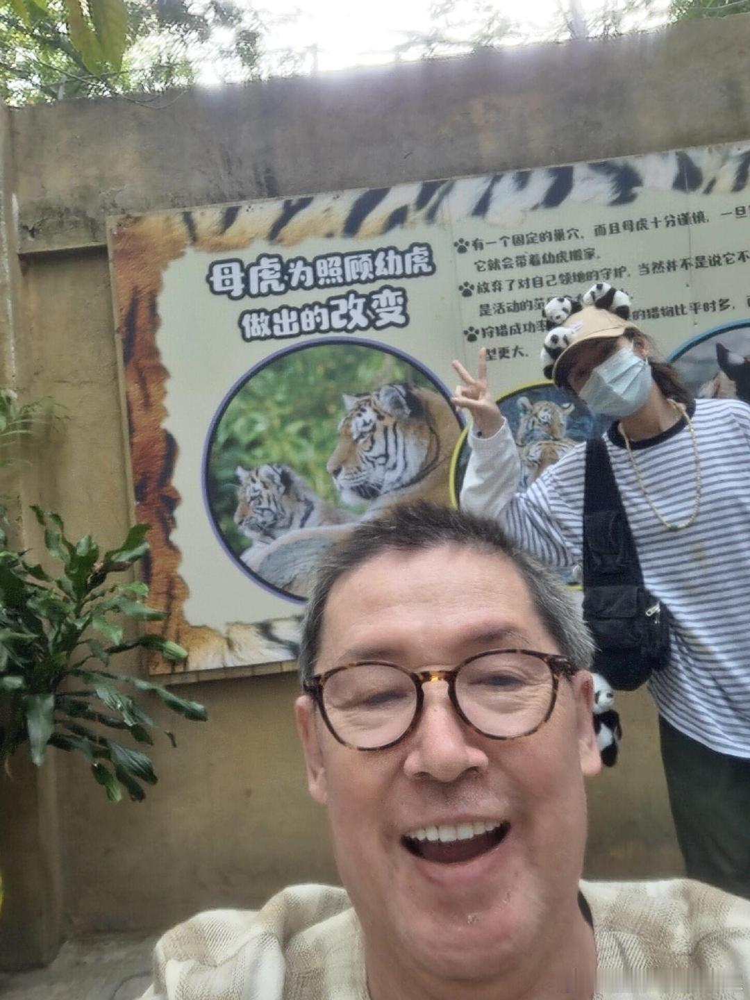 郭碧婷陪爸爸去玩郭碧婷爸爸晒与女儿游玩照，郭碧婷真的很孝顺。郭碧婷爸爸和女儿去动