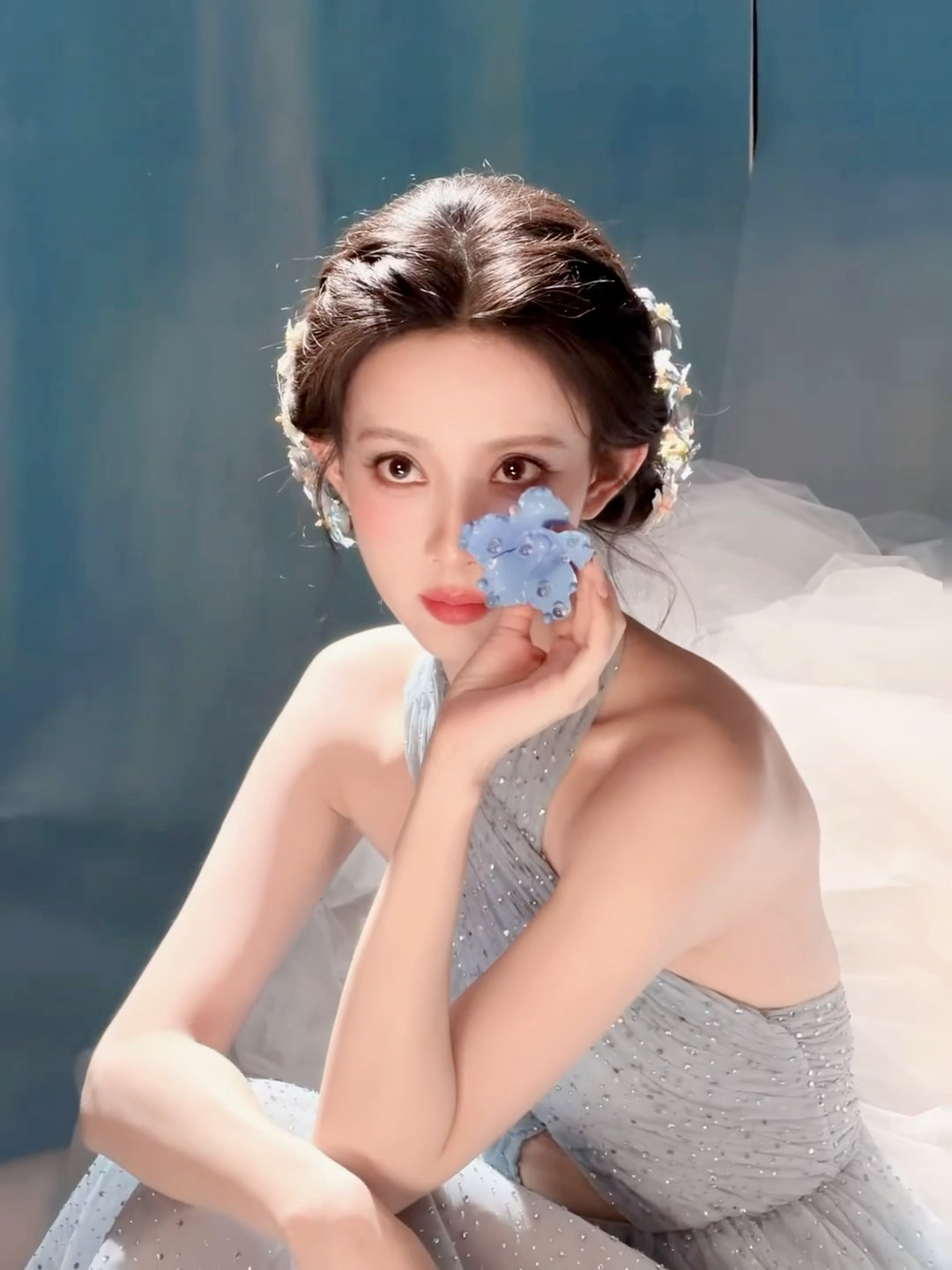 孟子义 × 双11疯狂好六夜 今日疯狂好六夜造型大片，身穿钻饰挂脖纱裙，浅露美丽