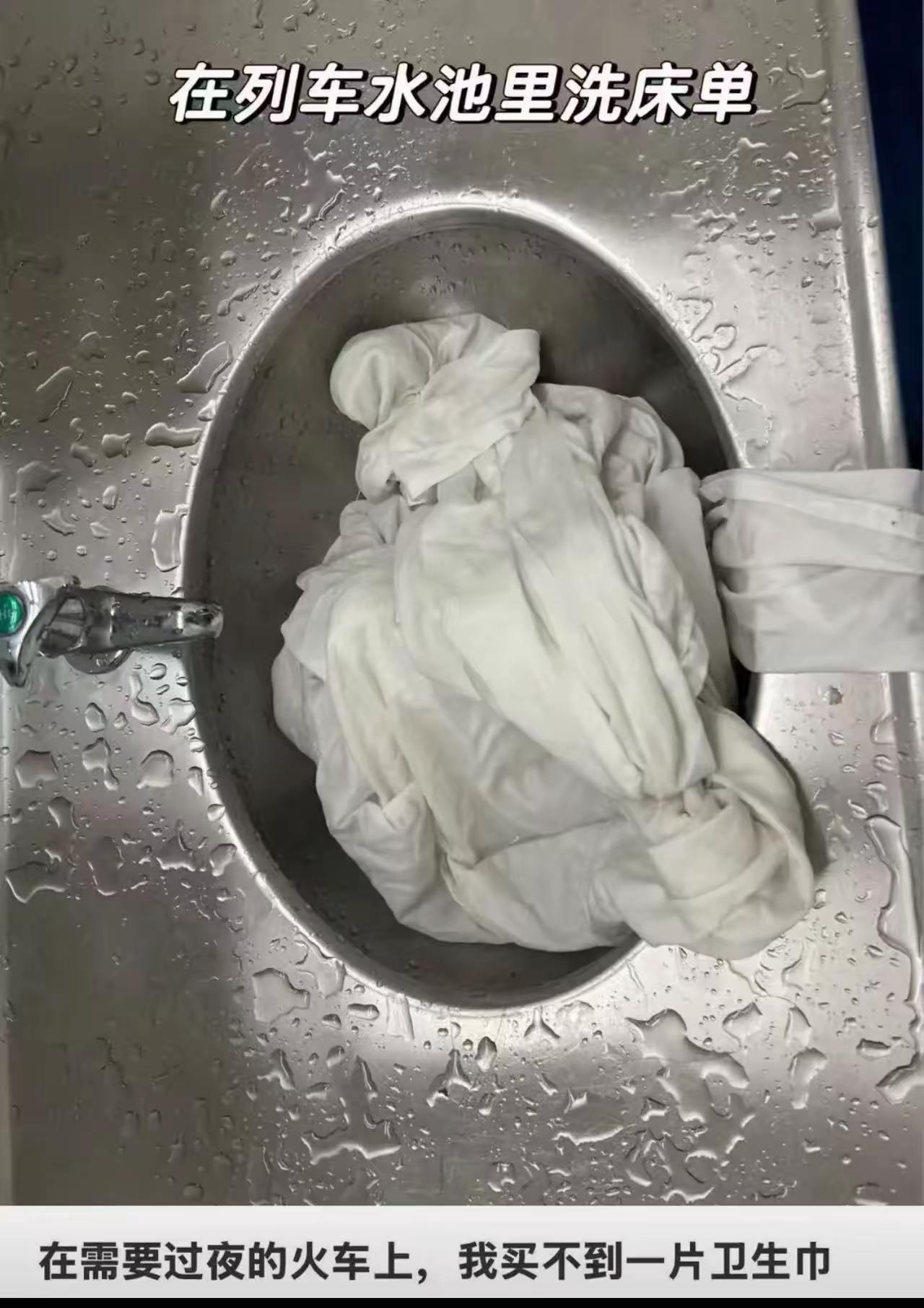 这个看似“小题大做”的呼吁，恰恰戳中了无数女性出行时的真实痛点。

很多人可能会