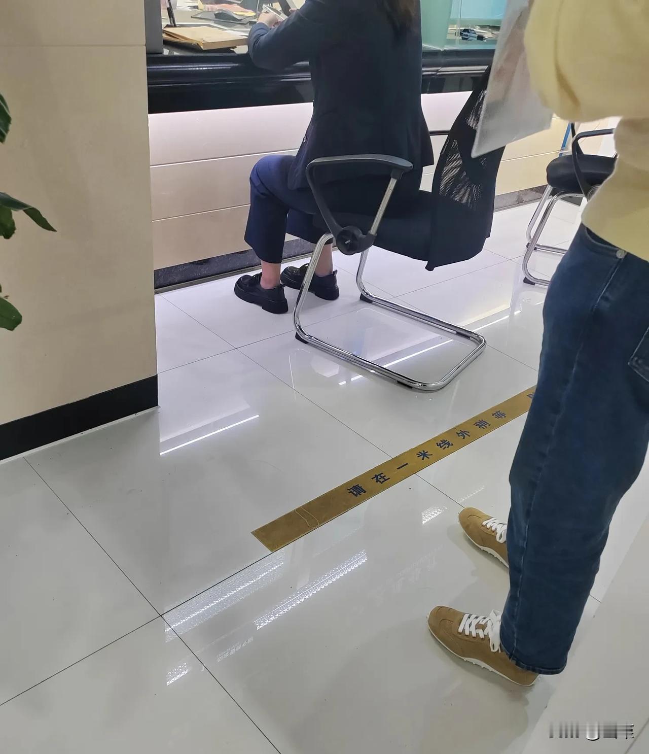 以前银行排队是人多，现在银行排队是因为人少了。很多业务都可以在手机上操作，现金也