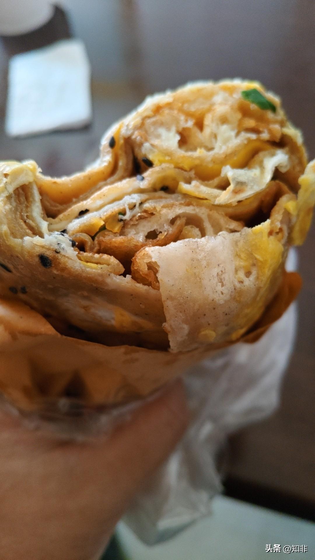 早晨的幸福是一个加油条的煎饼果子给我的，在我眼中它就是最完美的早餐。其次，是鸡蛋