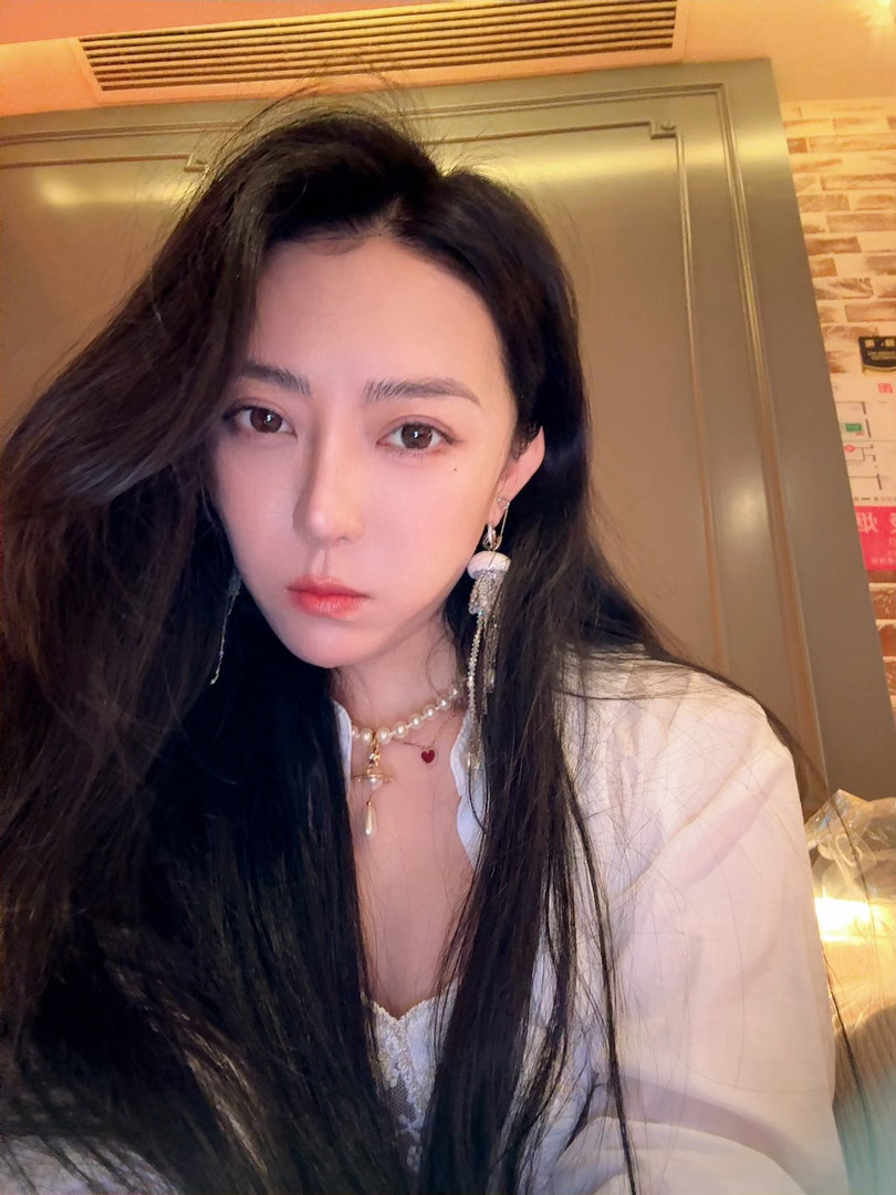 美女出门了 