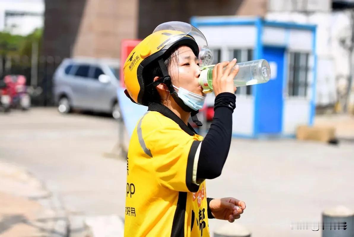 天气转暖，气温越来越高了，看到走街串巷的快递小哥，我觉得更应该要善待他们。

递