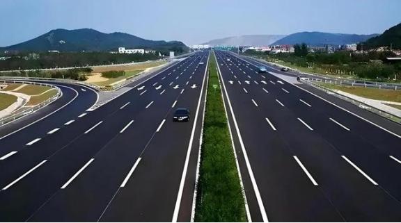 14亿中国人养不起高速？8年亏空6万亿，美国高速免费却能盈利。美国的高速随便上，