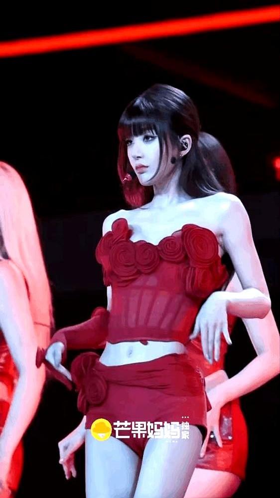 赵露思为了撕掉“普女”标签，真的拼了。

她最近那个齐刘海、暗红短打的唱跳舞台，
