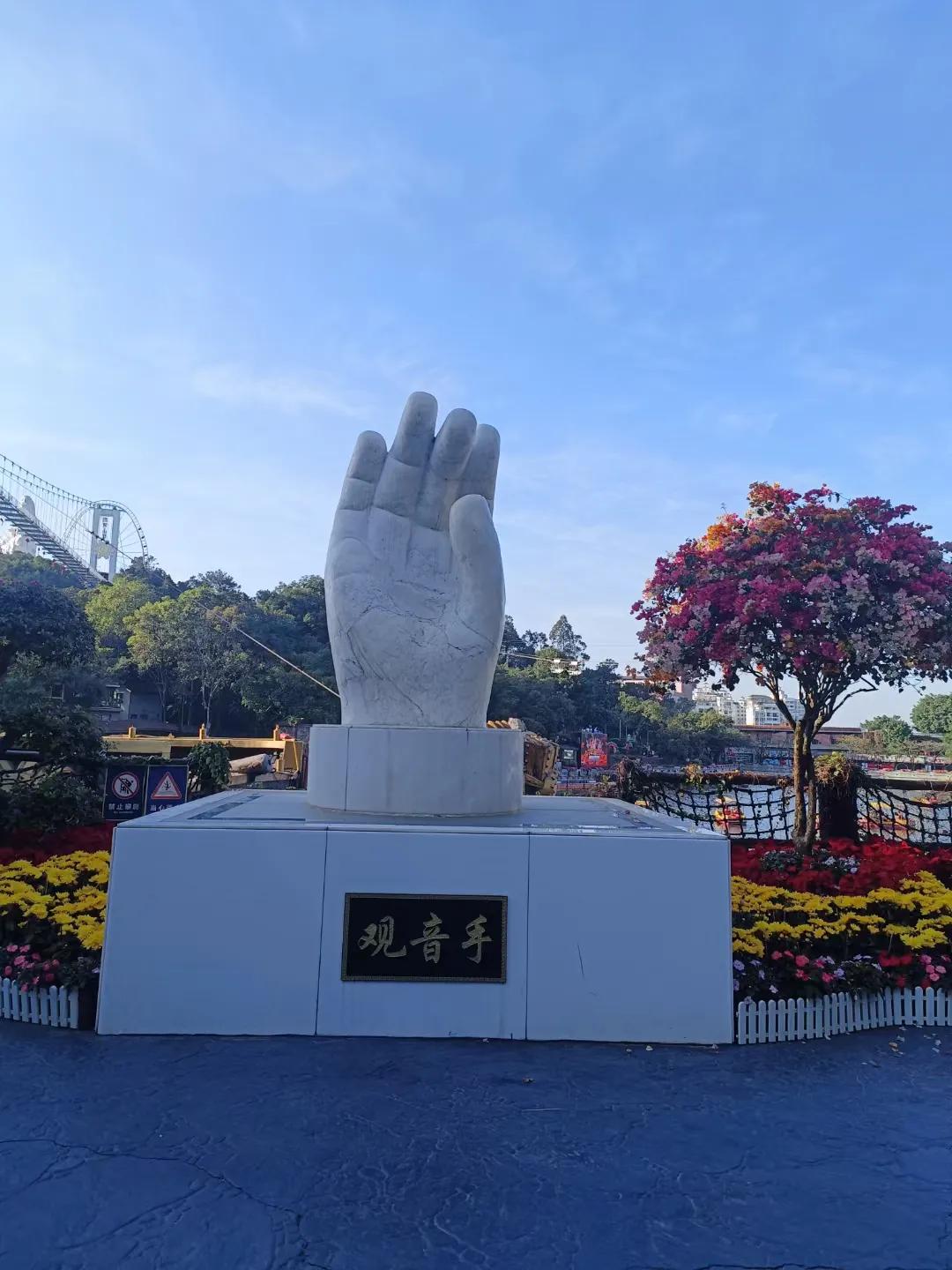 我们都在拼命地活着，原来不是一句歌词，今晚一个人坐在公司宿舍走栏玩手机，一个老奶