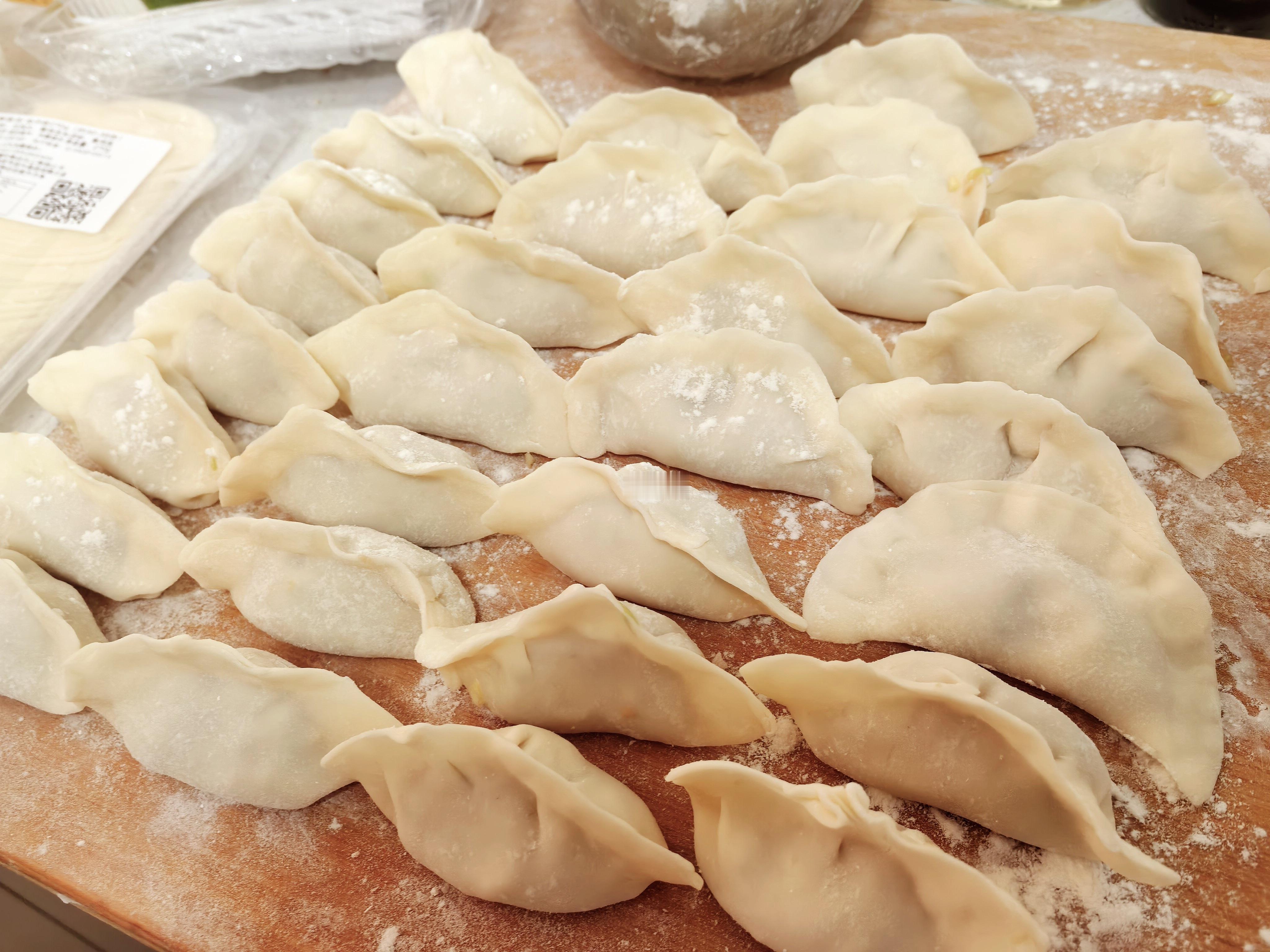 冬至吃饺子咯~啥都不如自己包的🥟香~在众多爸爸牌饺子里面混入了一个闺女牌~是我