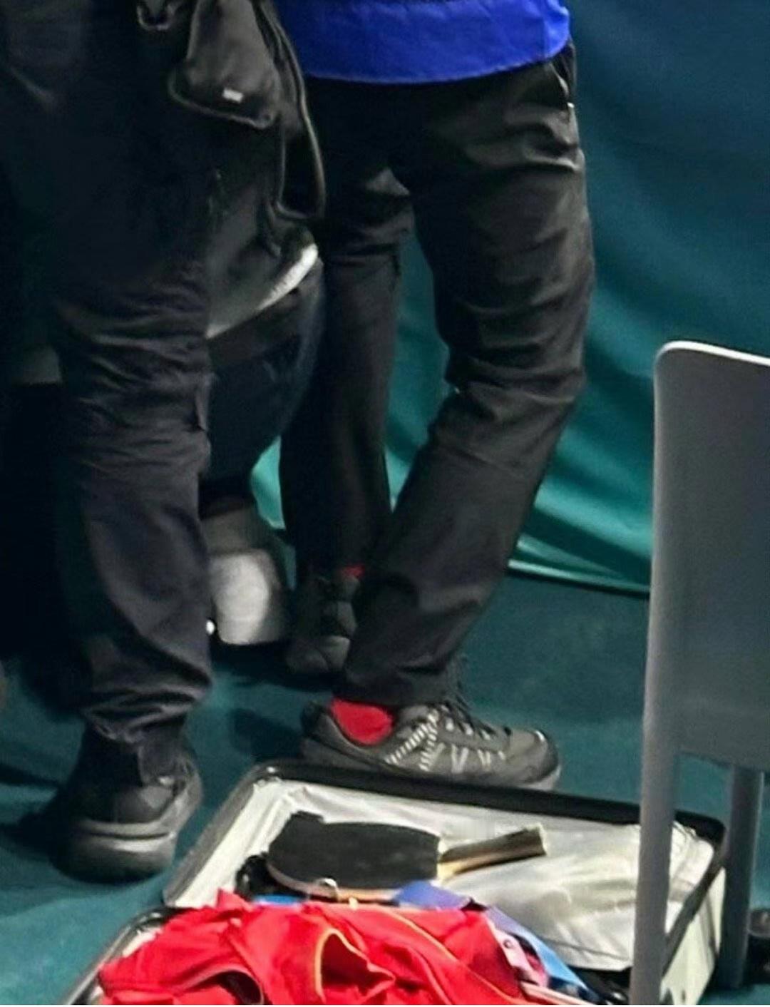 王楚钦的球拍在比赛结束就已经放在行李箱里了，并不是随便乱放的。所以球拍被踩坏根本