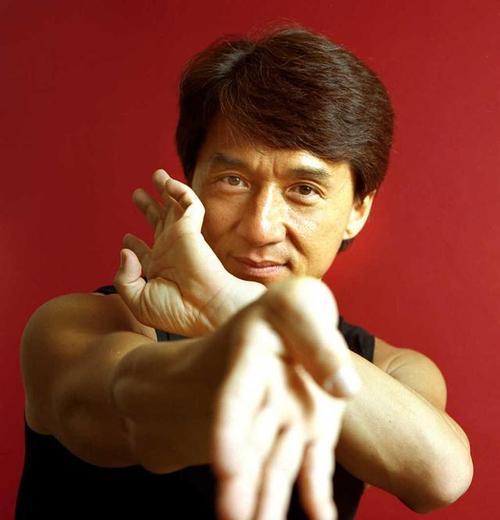 #成龙发文庆祝70岁生日#  大哥本人亲自澄清了哈哈哈！之前在活动现场略显“沧桑