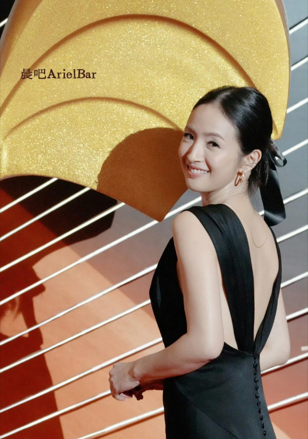 林依晨金鸡华语电影之夜穿黑色礼服，有种湘琴长大了成熟女人的即视感。 