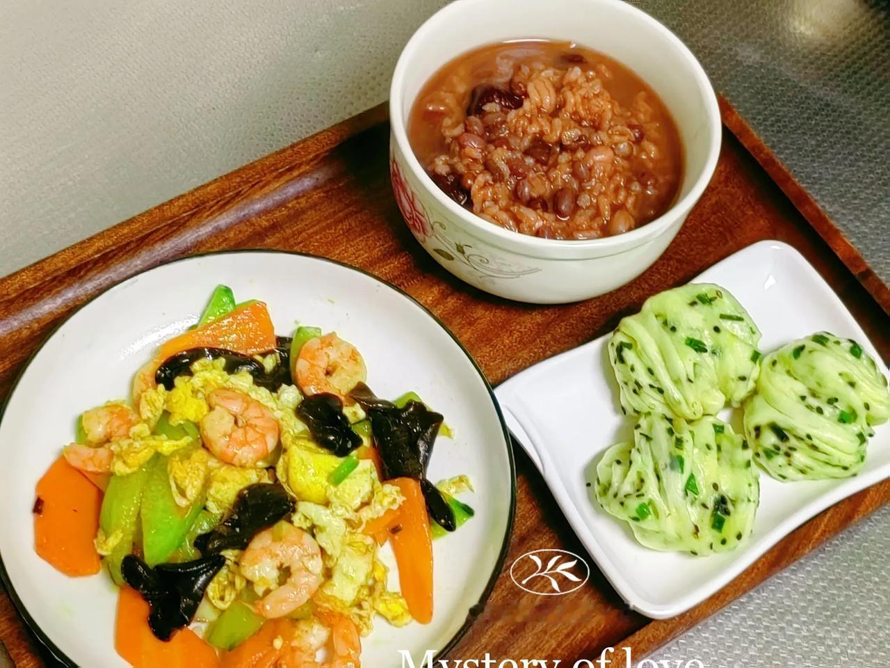 高二娃的早餐
黑芝麻葱油卷
虾仁胡萝卜炒蛋
杂粮粥
#秋日生活打卡季#