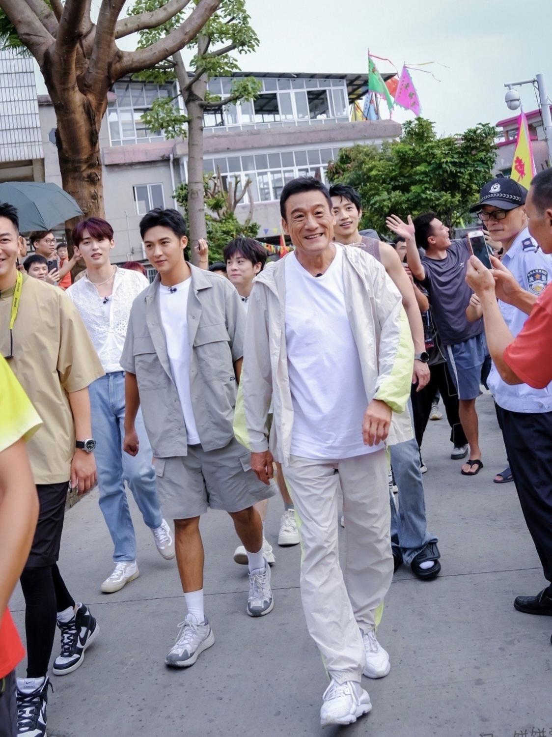 听说是文旅元素推广，属于商业化行为。

有人说:偶像已经是老了，粉丝也是老了，风