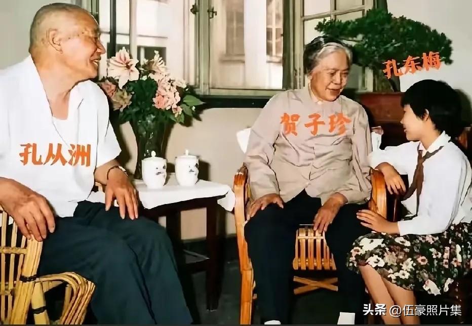 小时候的孔东梅与爷爷孔从洲到上海外婆家看望外婆时的温馨场景。贺子珍见到外孙女时“
