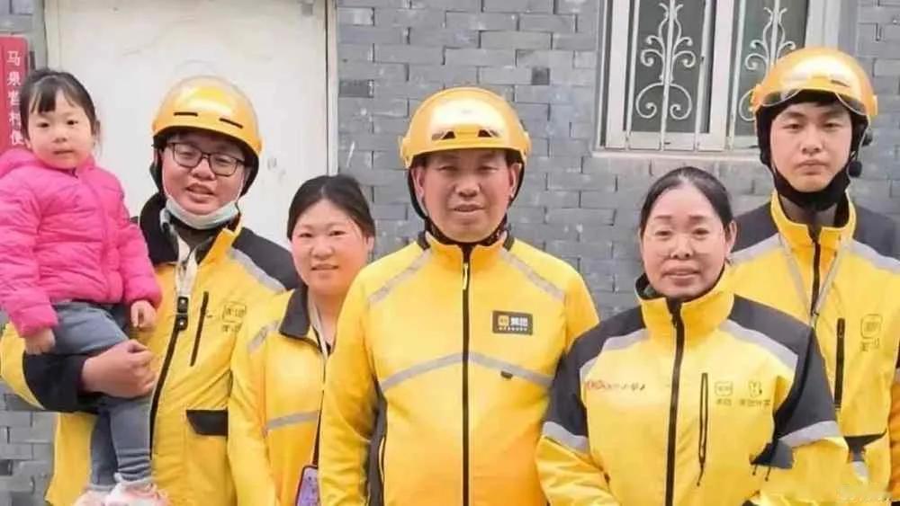 看到这张图片真的扎心了，父母、儿子儿媳都是外卖员，普通人的生活真的不容易，还是要