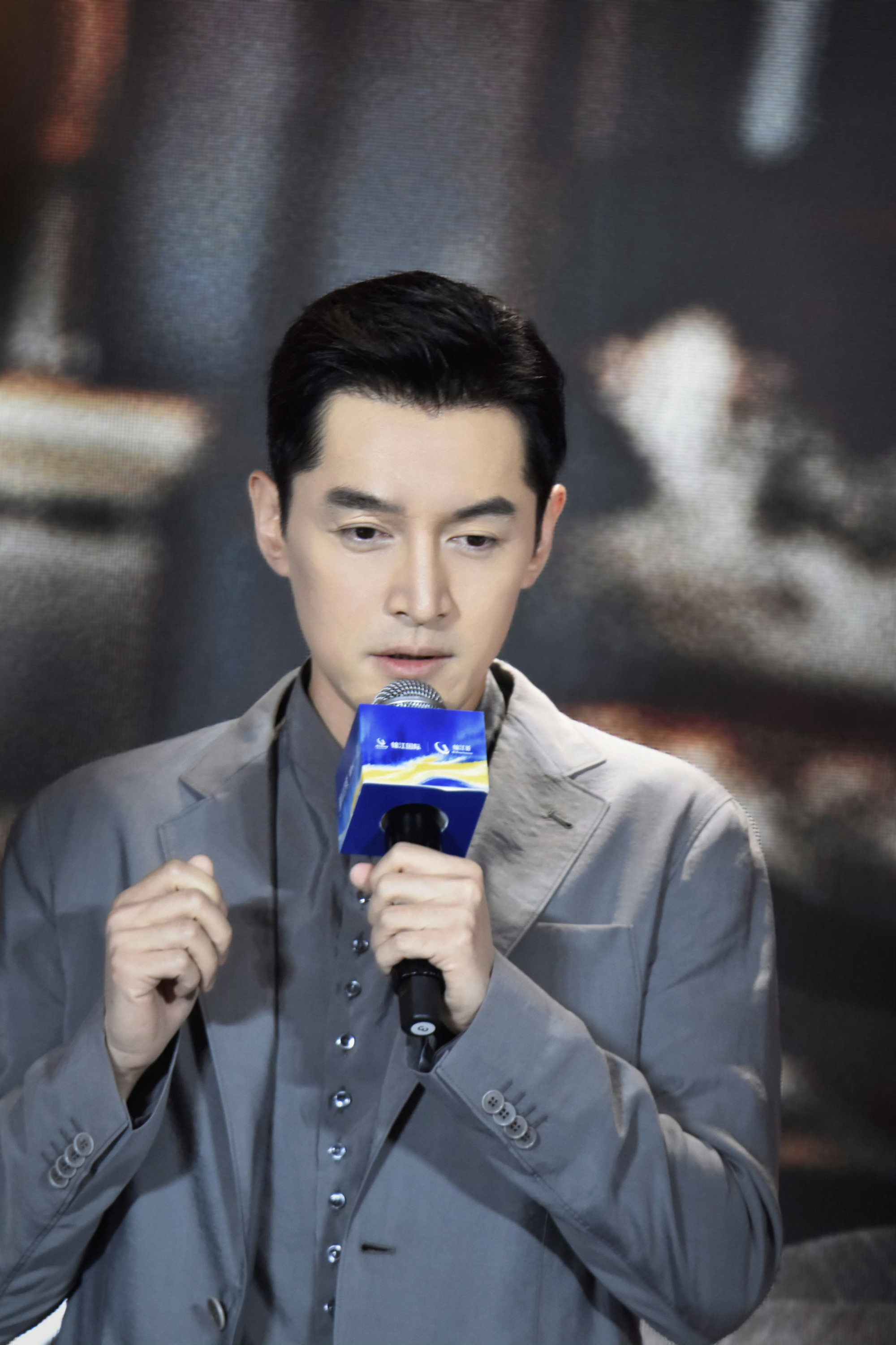 胡歌给胡歌的七夕星河情书  「胡椒的星河」营业中 积石如玉，列松如翠，郎艳独绝，