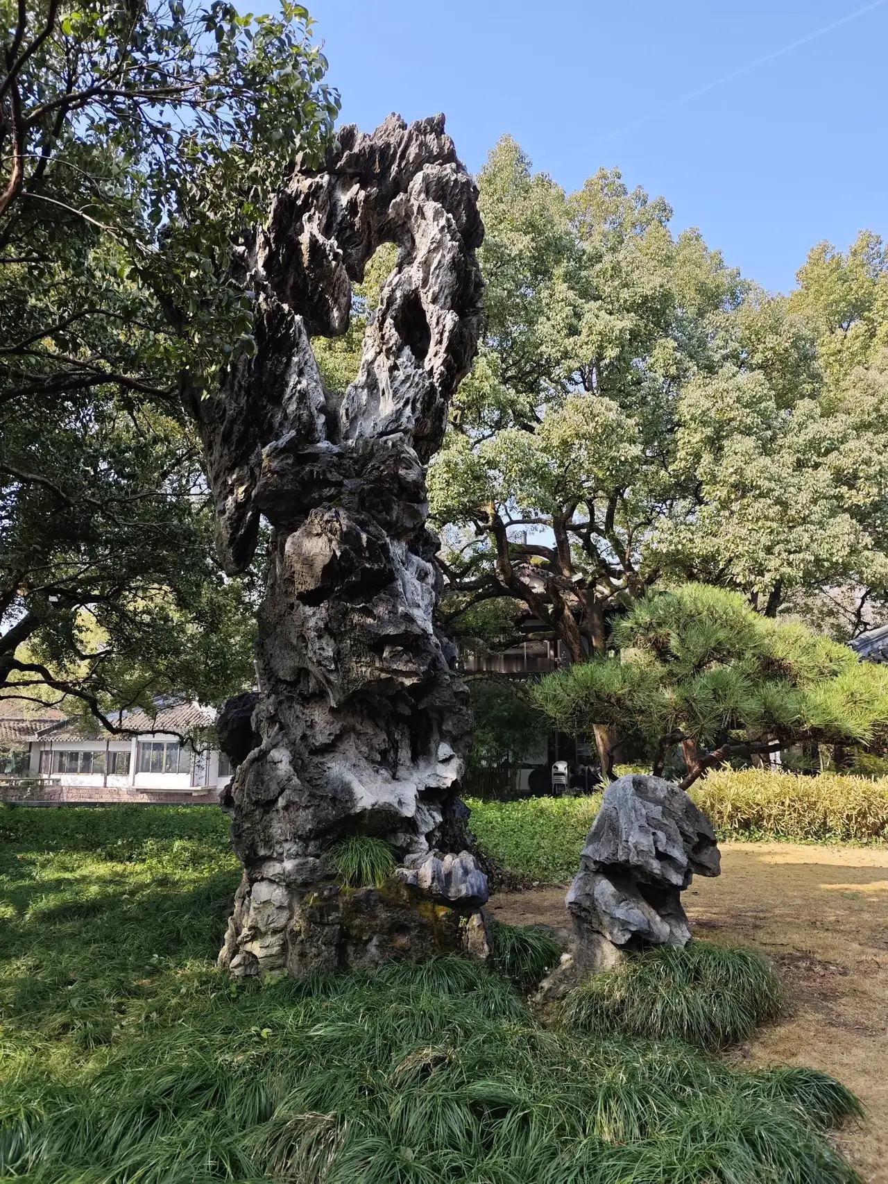 “皱云峰”是一块英石，与苏州留园“冠云峰、苏州十中的“瑞云峰”、上海豫园的“玉玲