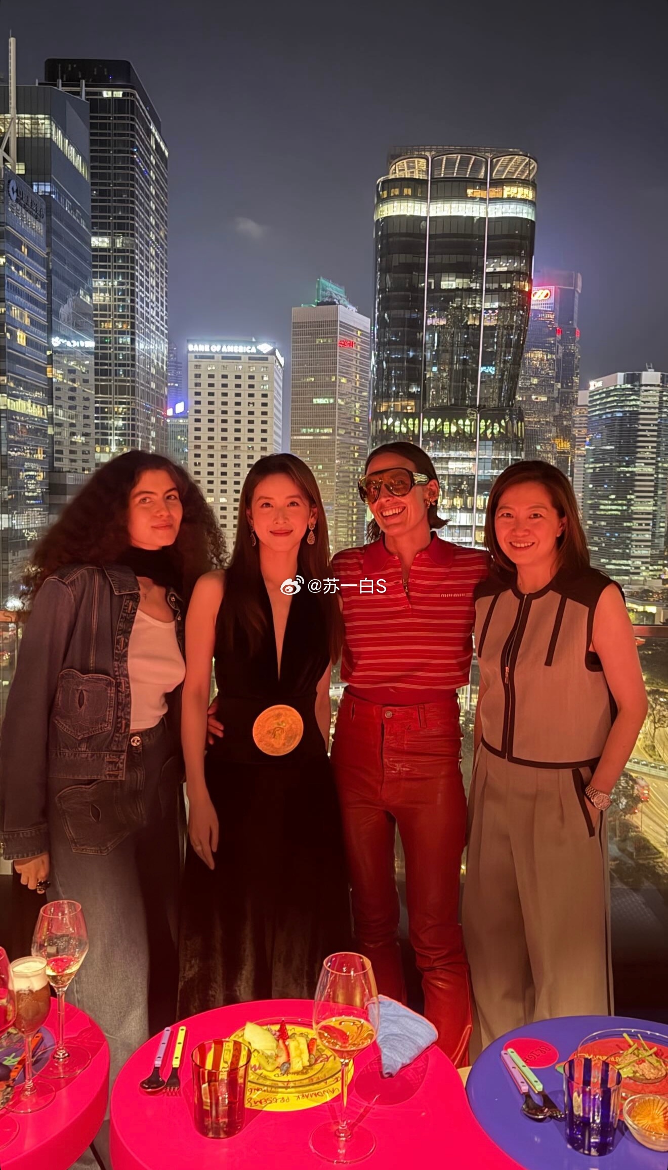 章泽天在香港巴塞尔艺术展👇 