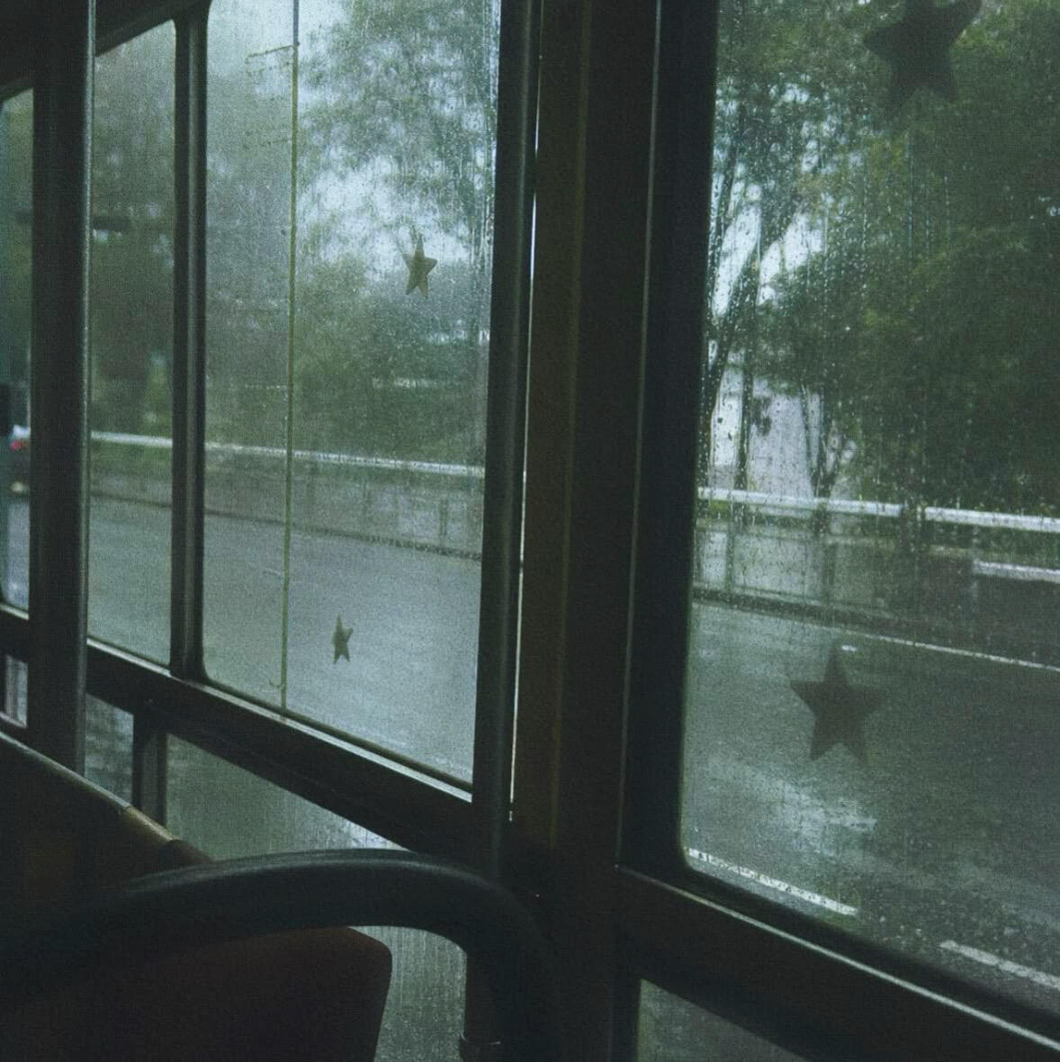 【背景图】分享‹𝟹₊˚⊹♡绿色|雨季|文艺|复古|教室|窗景|清冷|审美积累 
