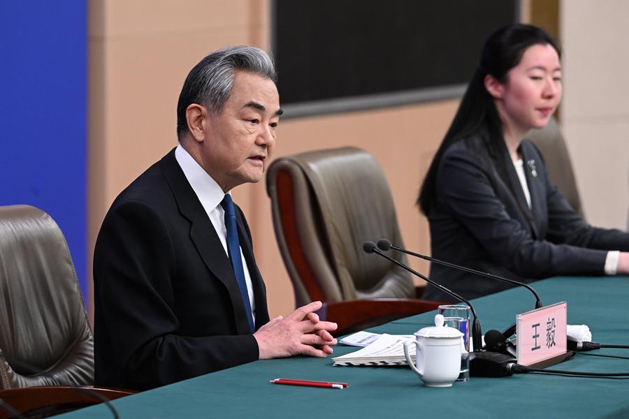 对陷入战火的中东，王毅说了四个字：停火止战。
看记者会，王毅很是痛心。
他说，中