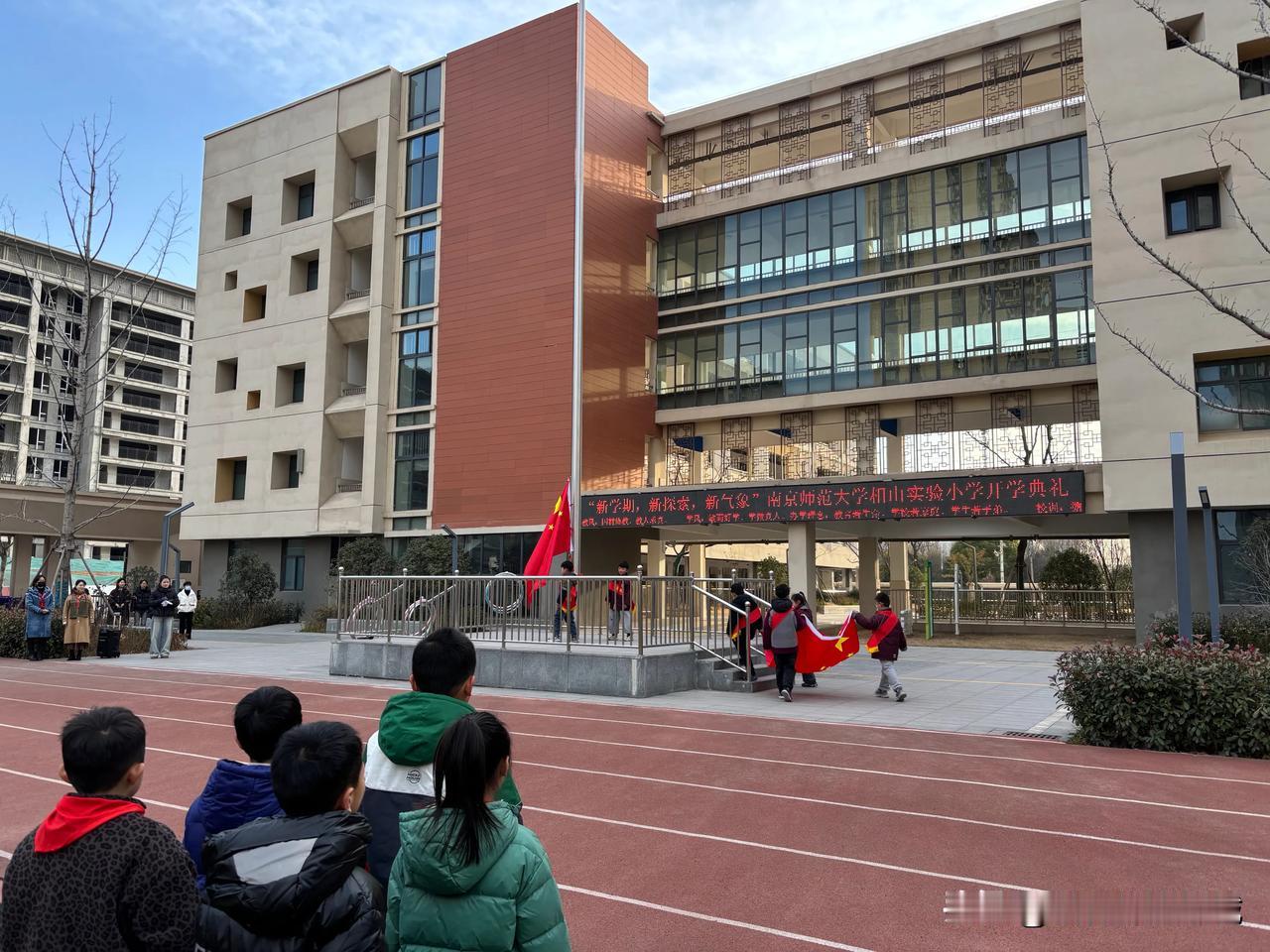 学校会上原则是要求班主任每天放学送路队。但是，私下里班主任最后一节课没有课，可以