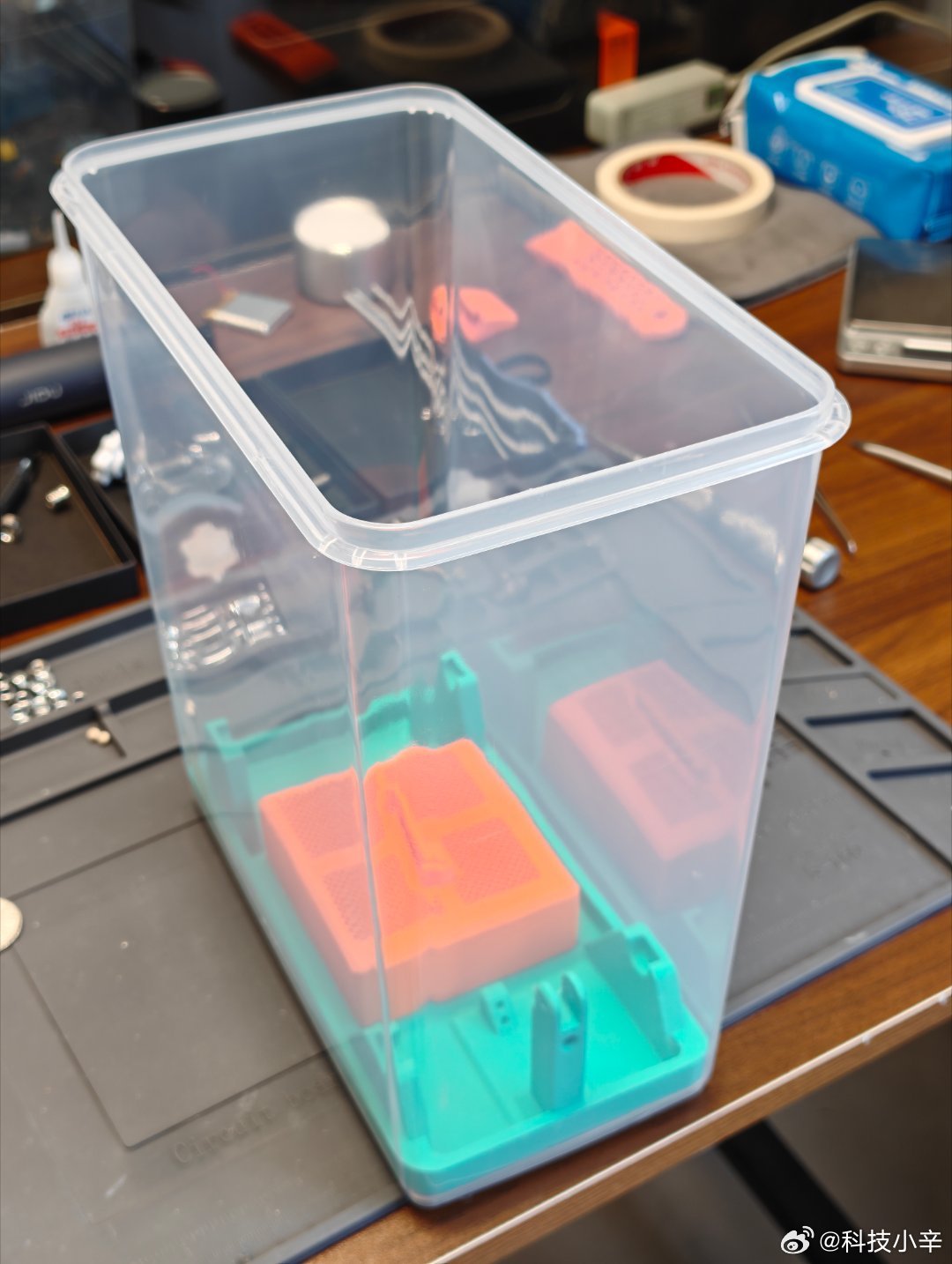 这应该是玩3D打印必备的米桶吧。AMS 太贵了，给A1 mini 弄个米桶防潮箱
