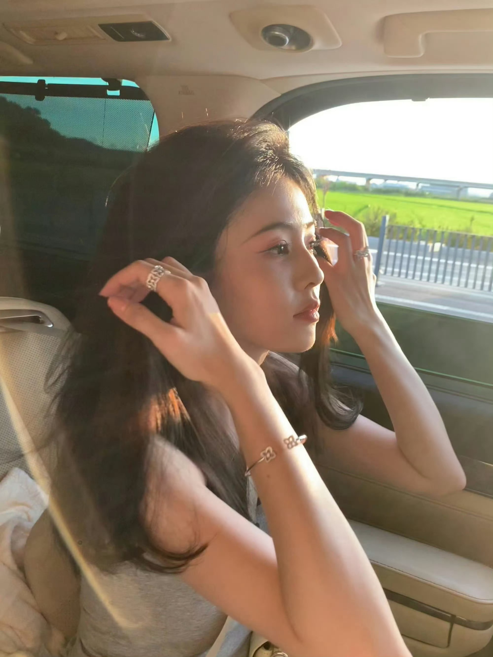 白鹿一口气发了32张照片白鹿发日常了 