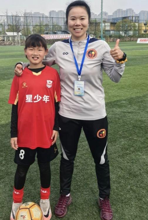12岁女将男踢创奇迹，中国足球小将点球绝杀埃弗顿夺冠
 
决赛踢到点球那一刻，场