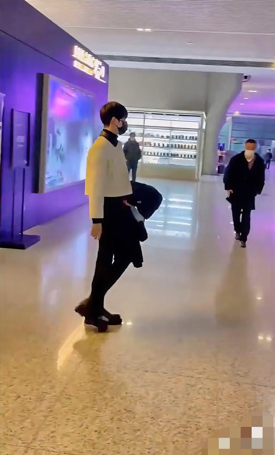 朦胧说一段话，粉丝问他大家都怼着你拍照，你生气吗？朦胧说我为什么要生气，朦胧又说