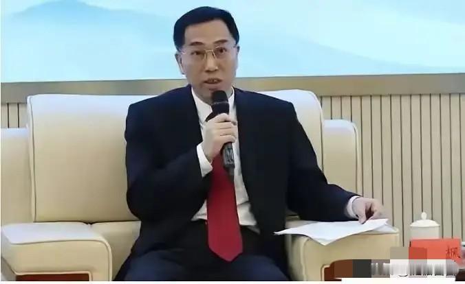 法学界陈枫再次建议，对入境我国的外籍留学生、商务务工签证人员落地入境时，必须统一